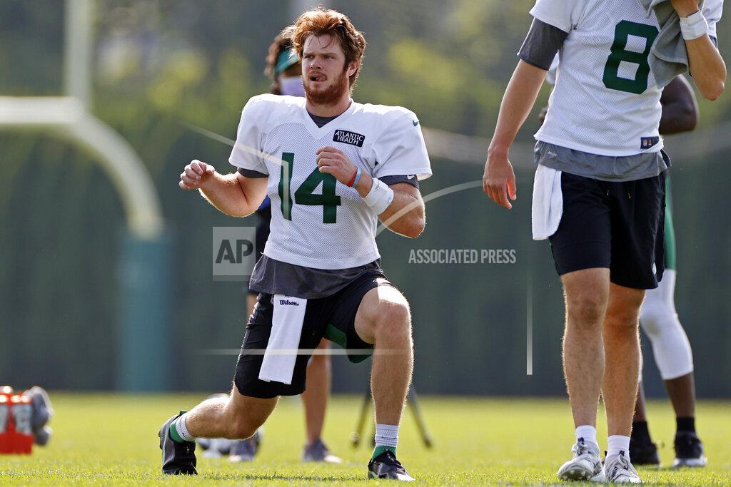 Adam Hunger New York Jets quarterback Sam Darnold (14) stretches during a practice at the NFL football team's training camp in Florham Park, N.J., Tuesday, Aug. 25, 2020. (AP Photo/Adam Hunger)