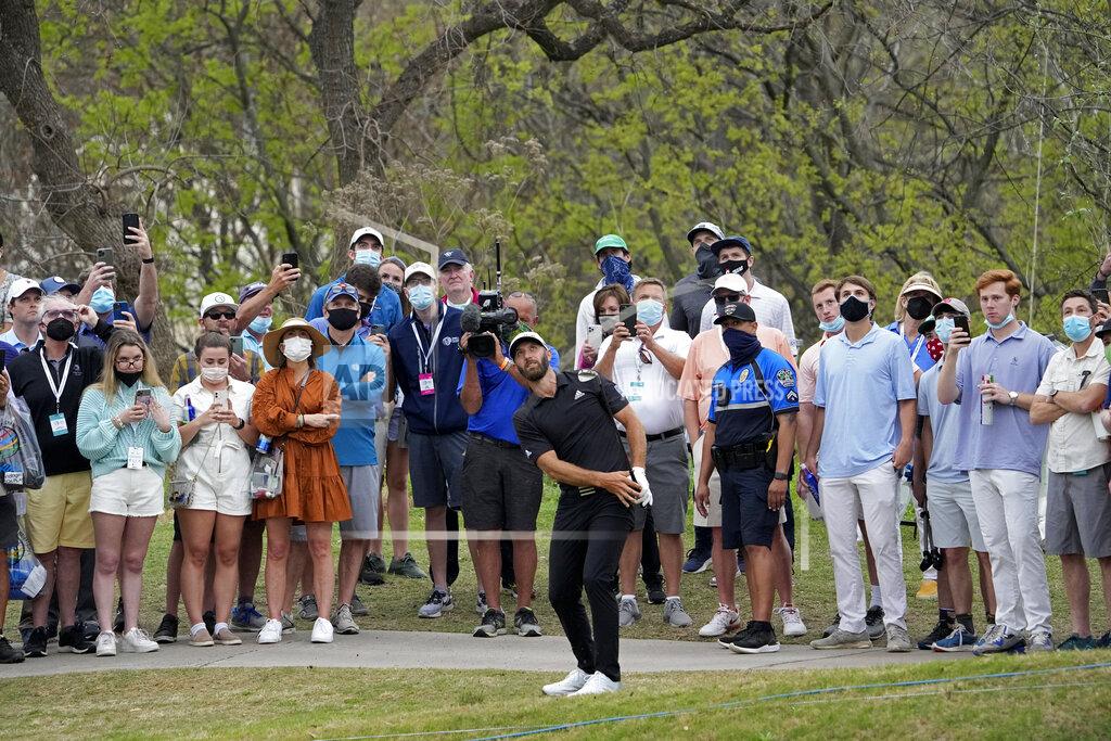 David J. Phillip Dustin Johnson hits his third shot on the 16th hole during a first round match at the Dell Technologies Match Play Championship golf tournament Wednesday, March 24, 2021, in Austin, Texas. (AP Photo/David J. Phillip)