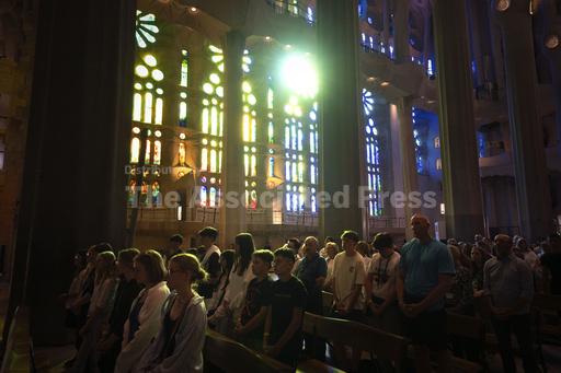 Flooded with sightseers, Europe's iconic churches strug... - Vimarsana News
