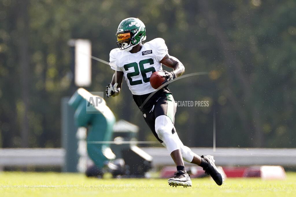 New York Jets running back Le'Veon Bell (26) runs with the ball during a practice at the NFL football team's training camp in Florham Park, N.J., Tuesday, Aug. 25, 2020. (AP Photo/Adam Hunger)