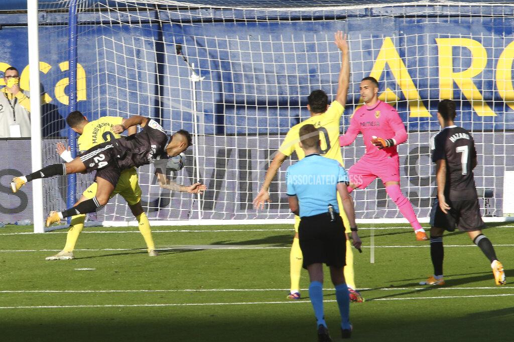 Alberto Saiz Real Madrid's Mariano Diaz, left, scores the opening goal during the Spanish La Liga soccer match between Villarreal and Real Madrid in Ceramica stadium in Villarreal, Spain, Saturday Nov. 21, 2020. (AP Photo/Alberto Saiz)