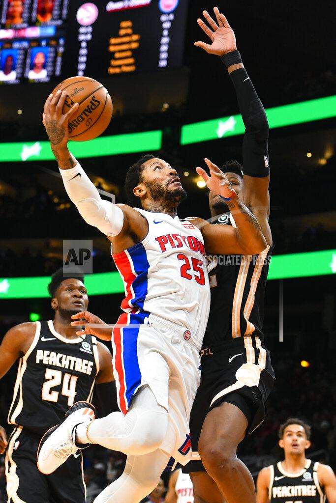 John Amis Derrick Rose (25) de los Pistons de Detroit se eleva al aro ante Cam Reddish de los Hawks de Atlanta, el sábado 18 de enero de 2020. (AP Foto/John Amis)