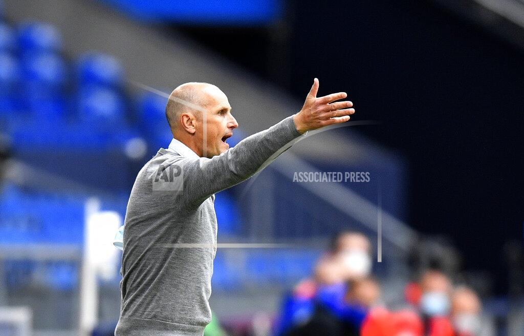 Martin Meissner Augsburg's head coach Heiko Herrlich gives instructions to his players during the German Bundesliga soccer match between FC Schalke 04 and FC Augsburg at the Veltins-Arena in Gelsenkirchen, Germany, Sunday, May 24, 2020. The German Bundesliga becomes the world's first major soccer league to resume after a two-month suspension because of the coronavirus pandemic. (AP Photo/Martin Meissner, Pool)