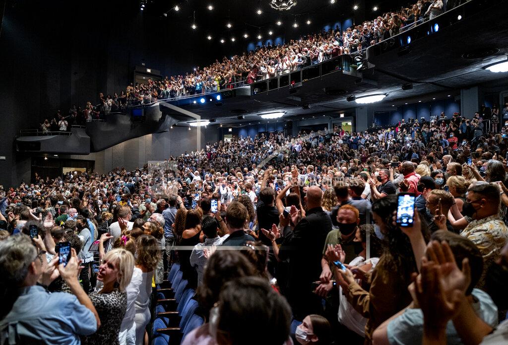 Craig Ruttle People applaud during a curtain speech by actress Kristin Chenoweth as "Wicked" opens at the Gershwin Theatre Tuesday, Sept. 14, 2021, in New York. The show opened today after being closed since early 2020 due to Covid-19 concerns. (AP Photo/Craig Ruttle)