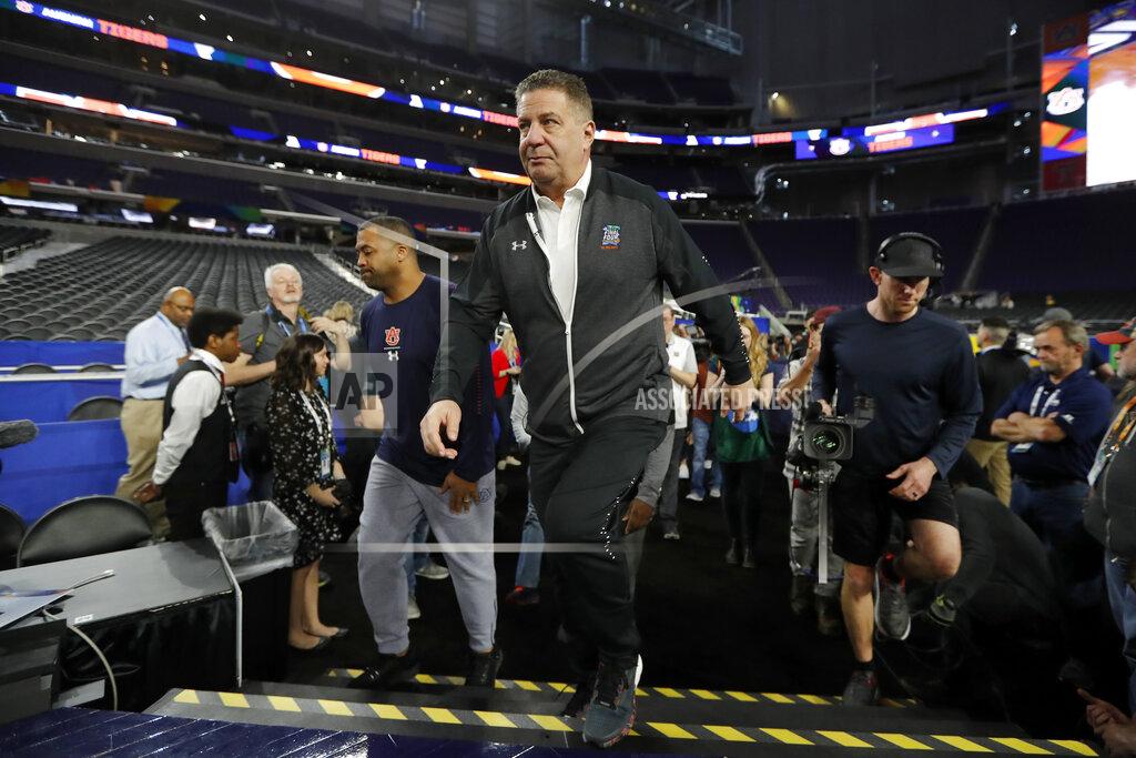 Charlie Neibergall Auburn head coach Bruce Pearl arrives on court during a practice session for the semifinals of the Final Four NCAA college basketball tournament, Friday, April 5, 2019, in Minneapolis. (AP Photo/Charlie Neibergall)