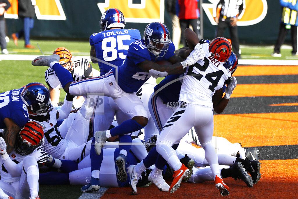 Aaron Doster New York Giants running back Wayne Gallman (22) rushes for a 1-yard touchdown during the first half of NFL football game against the Cincinnati Bengals, Sunday, Nov. 29, 2020, in Cincinnati. (AP Photo/Aaron Doster)
