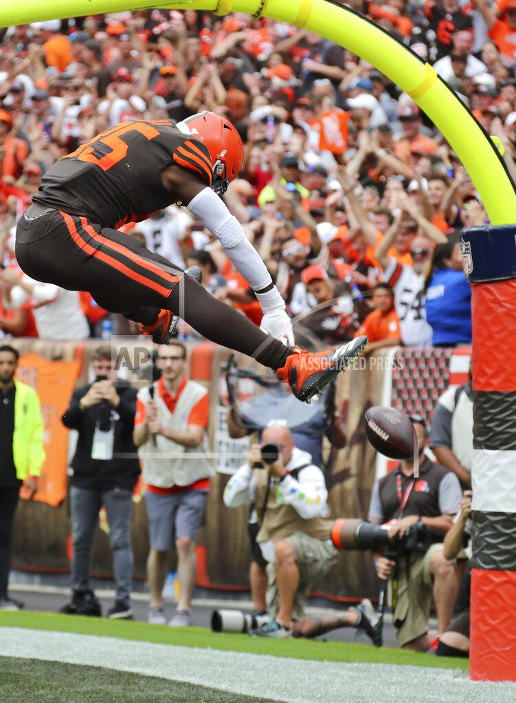 Ron Schwane Cleveland Browns tight end David Njoku celebrates after scoring a 3-yard touchdown during the second half in an NFL football game against the Tennessee Titans, Sunday, Sept. 8, 2019, in Cleveland. (AP Photo/Ron Schwane)