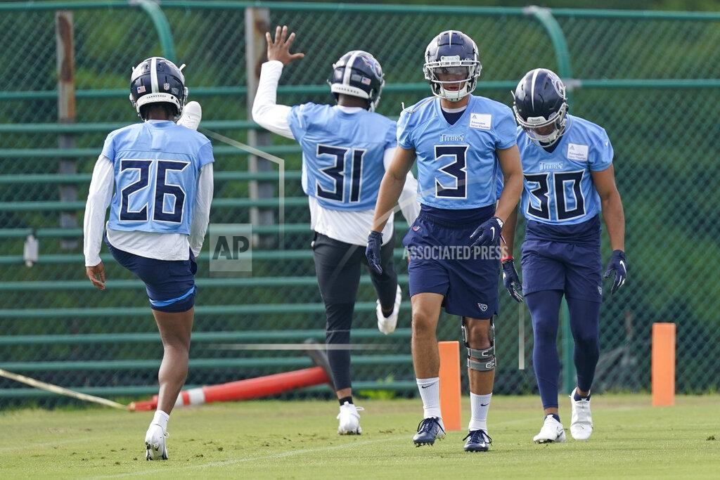 Mark Humphrey Tennessee Titans cornerback Caleb Farley (3) takes part in a drill at the NFL football team's practice facility Tuesday, June 7, 2022, in Nashville, Tenn. Farley is among the Titans taking part in organized team activities while recovering from season-ending injuries. (AP Photo/Mark Humphrey)