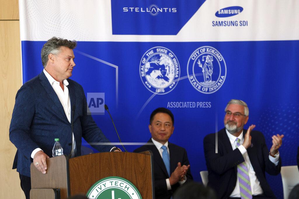 Tim Bath Mark Stewart, COO Stellantis North America, announces that Stellantis and Samsung SDI plan invest over $2.5 Billion in a joint venture to produce Lithium-Ion batteries for electric vehicles, Tuesday May 24, 2022, at Ivy Tech Community College in Kokomo, Ind. The plant will be built on 142 acre lot southeast of the Stellantis Kokomo Engine Plant. (Tim Bath/The Kokomo Tribune via AP)