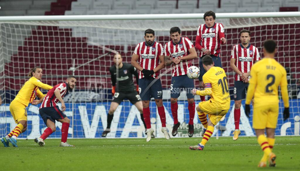 Bernat Armangue Barcelona's Lionel Messi takes a free kick during the Spanish La Liga soccer match between Atletico Madrid and FC Barcelona at the Wanda Metropolitano stadium in Madrid, Spain, Saturday, Nov. 21, 2020. (AP Photo/Bernat Armangue)