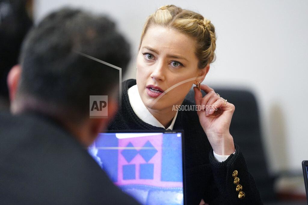 Shaw Thew La actriz Amber Heard habla con un miembro de su equipo legal en el Tribunal de Circuito del Condado de Fairfax, el jueves 19 de mayo de 2022 en Fairfax, Virginia. (Shawn Thew/Pool Photo via AP)