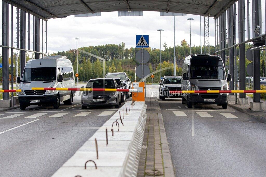 Lauri Heino Cars queue to cross the border from Russia to Finland at the Nuijamaa border check point in Lappeenranta, Finland, Thursday, Sept. 22, 2022. (Lauri Heino/Lehtikuva via AP)