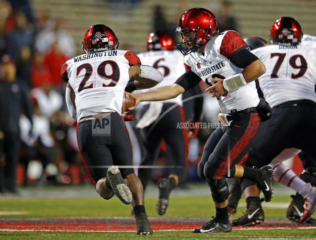 Andres Leighton San Diego State running back Juwan Washington (29) takes a handoff from quarterback Christian Chapman (10) during the second half of an NCAA college football game in Albuquerque, N.M., Saturday, Nov. 3, 2018. San Diego State won 31-23. (AP Photo/Andres Leighton)
