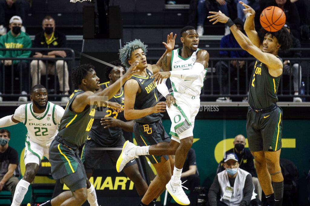 Thomas Boyd Oregon guard De'Vion Harmon (5) passes against Baylor during the first half of an NCAA college basketball game in Eugene, Ore., Saturday, Dec. 18, 2021. (AP Photo/Thomas Boyd)