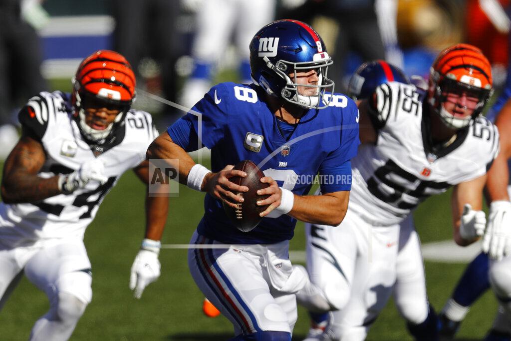 Aaron Doster New York Giants quarterback Daniel Jones (8) scrambles during the first half of NFL football game against the Cincinnati Bengals, Sunday, Nov. 29, 2020, in Cincinnati. (AP Photo/Aaron Doster)