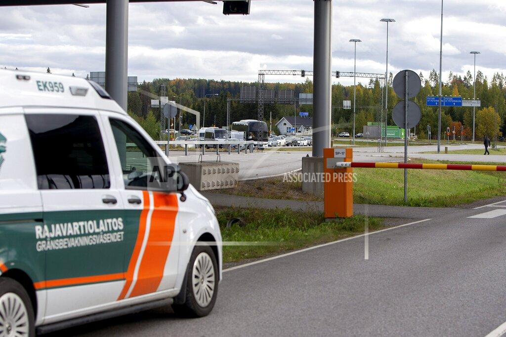 Lauri Heino Cars queue to cross the border from Russia to Finland at the Nuijamaa border check point in Lappeenranta, Finland, Thursday, Sept. 22, 2022. (Lauri Heino/Lehtikuva via AP)