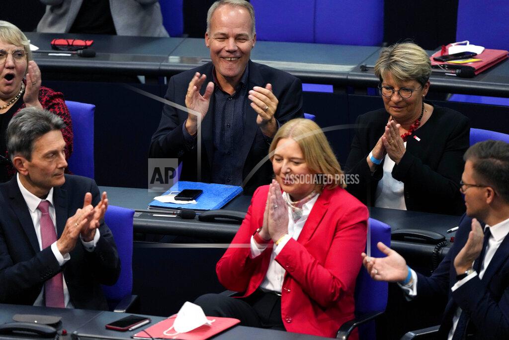 Markus Schreiber Baerbel Bas, center, reacts after she was elected new parliament president during the first plenary session of the German parliament Bundestag after the elections, Berlin, Tuesday, Oct. 26, 2021.(Photo/Markus Schreiber)