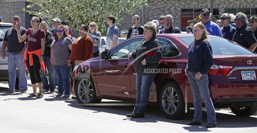 Brian Peterson On Monday, May 18, 2020, hundreds of people gathered outside Shady's Hometown Tavern in Albany, Minn., waiting for it to open, but owner Kris Schiffler decided not to reopen his tavern after a phone call from Attorney General Keith Ellison. (Brian Peterson/Star Tribune via AP)