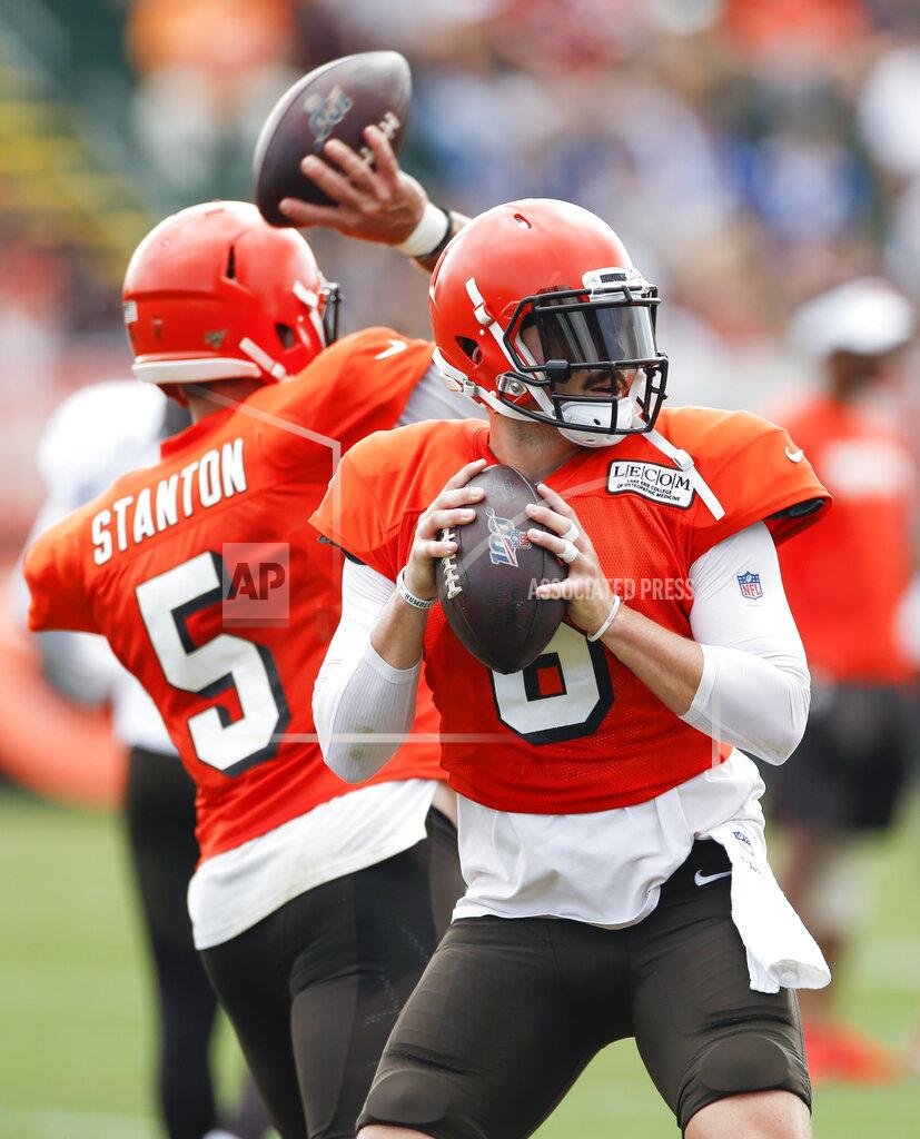 Ron Schwane Cleveland Browns quarterback Baker Mayfield (6) and quarterback Drew Stanton (5) throw during practice at the NFL football team's training facility Wednesday, July 31, 2019, in Berea, Ohio. (AP Photo/Ron Schwane)
