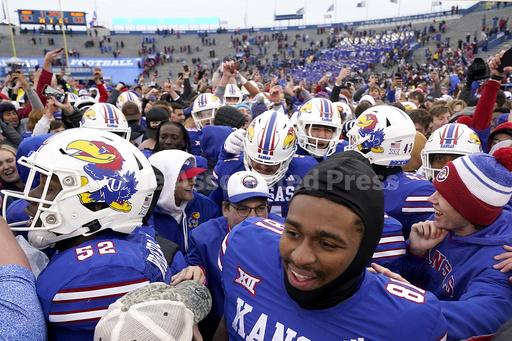 Kansas beats No. 6 Oklahoma 38-33 for its 1st win over Sooners since 1997 - Vimarsana News