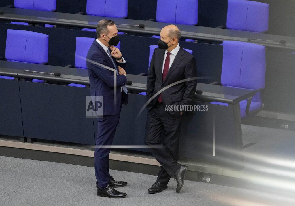 Markus Schreiber Social democratic candidate for chancellor Olaf School, right, talks to FDP general secretary Volker Wissing during the first plenary session of the German parliament Bundestag after the elections, Berlin, Tuesday, Oct. 26, 2021. (Photo/Markus Schreiber)