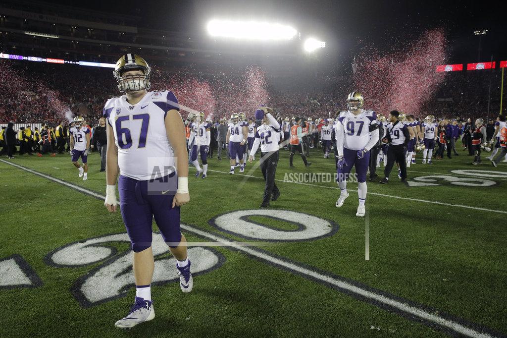 Jae C. Hong Washington players leav the field after their28-23 loss to Ohio State during the Rose Bowl NCAA college football game Tuesday, Jan. 1, 2019, in Pasadena, Calif. (AP Photo/Jae C. Hong)