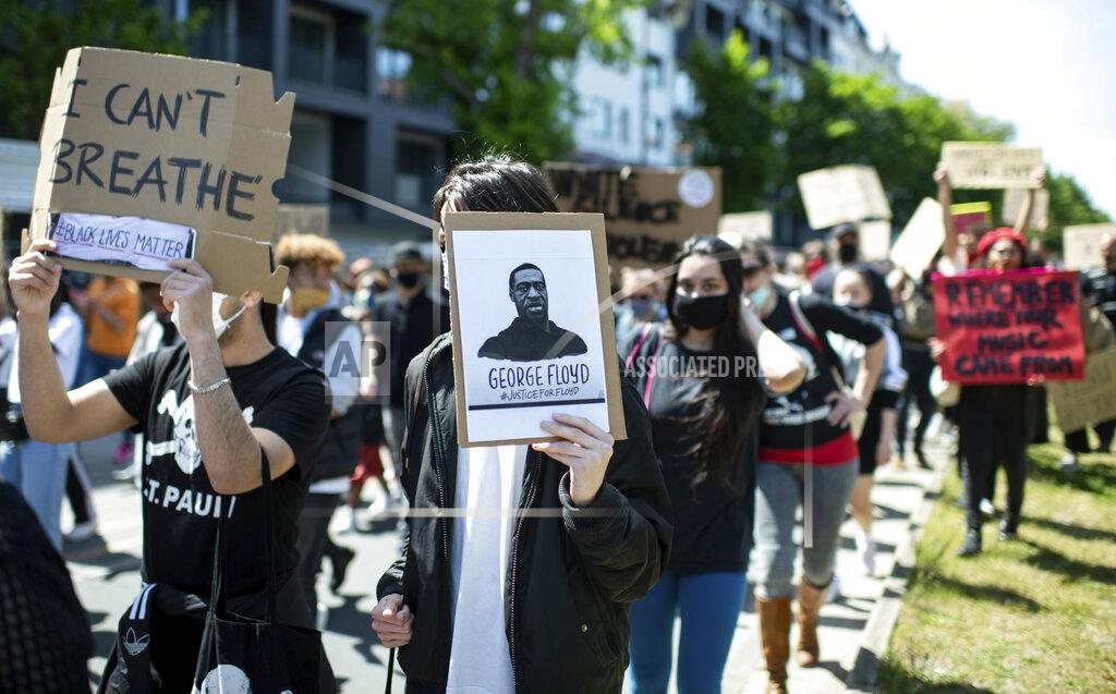 Bernd Von Jutrczenka People protest in Berlin, Germany, Sunday, May 31, 2020 after the violent death of the African-American George Floyd by a white policeman in the USA against racism and police violence, among other things with a sign "I can't breathe". (Bernd von Jutrczenka/dpa via AP)
