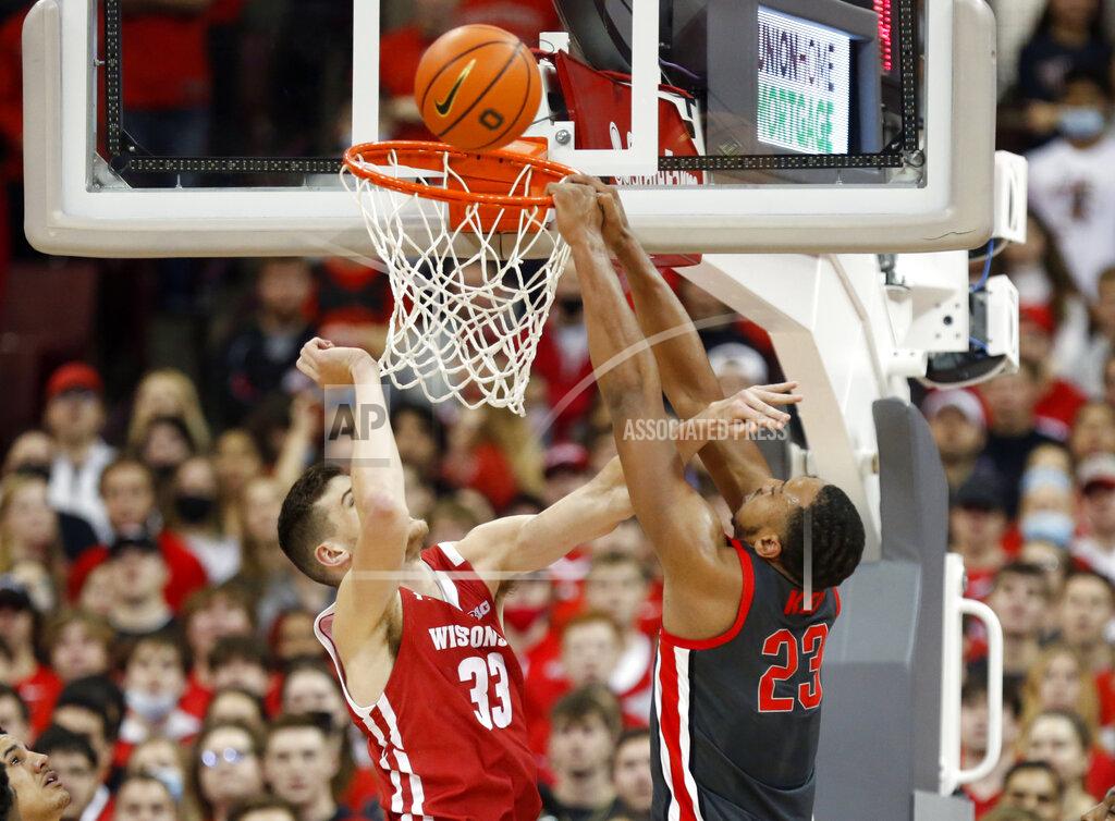Paul Vernon Ohio State forward Zed Key, right, tries to dunk as Wisconsin center Chris Vogt defends during the first half of an NCAA college basketball game in Columbus, Ohio, Saturday, Dec. 11, 2021. (AP Photo/Paul Vernon)