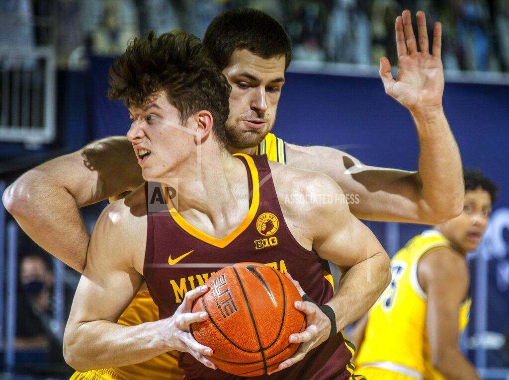 Tony Ding Minnesota center Liam Robbins, front, handles the ball under the basket, defended by Michigan center Hunter Dickinson, back, in the first half of an NCAA college basketball game at Crisler Center in Ann Arbor, Mich., Wednesday, Jan. 6, 2021. (AP Photo/Tony Ding)