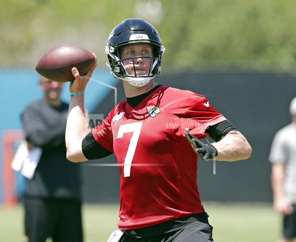 QB Nick Foles rejoins Jaguars after wife's miscarriage