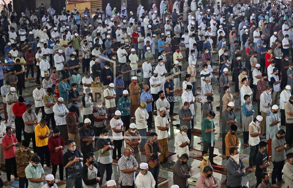 Achmad Ibrahim Muslim men pray amid concerns of the new coronavirus outbreak during a Friday prayer at At-Tin mosque in Jakarta, Indonesia, Friday, June 5, 2020. Muslims in Indonesia's capital held their first communal Friday prayers as mosques closed by the coronavirus outbreak for nine weeks reopened at half capacity. (AP Photo/Achmad Ibrahim)