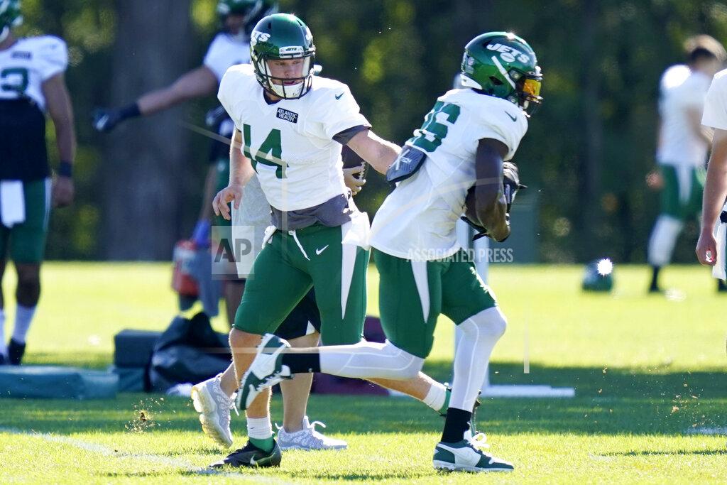 New York Jets quarterback Sam Darnold, left, hands off to Le'Veon Bell during practice at the NFL football team's training camp in Florham Park, N.J., Thursday, Aug. 20, 2020. (AP Photo/Seth Wenig)