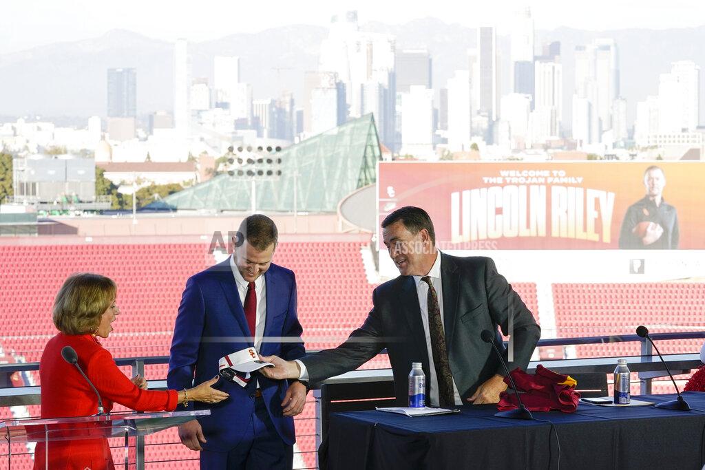 Ashley Landis University of Southern California President Carol L. Folt, left, and Athletic Director Mike Bohn, right, introduce the new head football coach, Lincoln Riley, in Los Angeles, Monday, Nov. 29, 2021. (AP Photo/Ashley Landis)