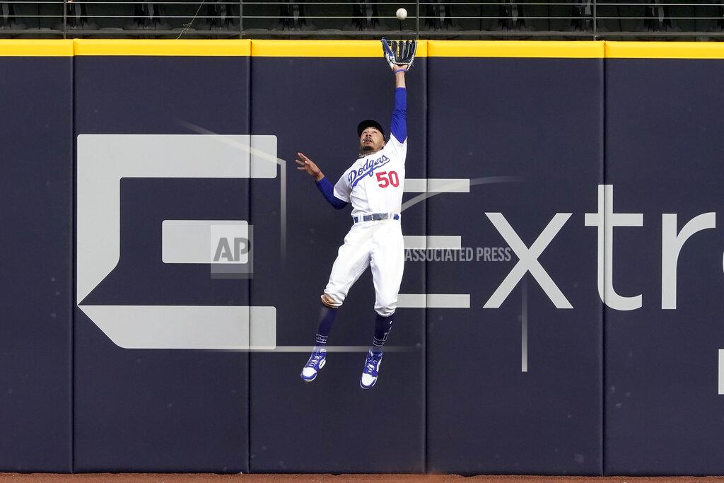 Tony Gutierrez Los Angeles Dodgers right fielder Mookie Betts robs Atlanta Braves' Marcell Ozuna of a home during the fifth inning in Game 6 of a baseball National League Championship Series Saturday, Oct. 17, 2020, in Arlington, Texas. (AP Photo/Tony Gutierrez)