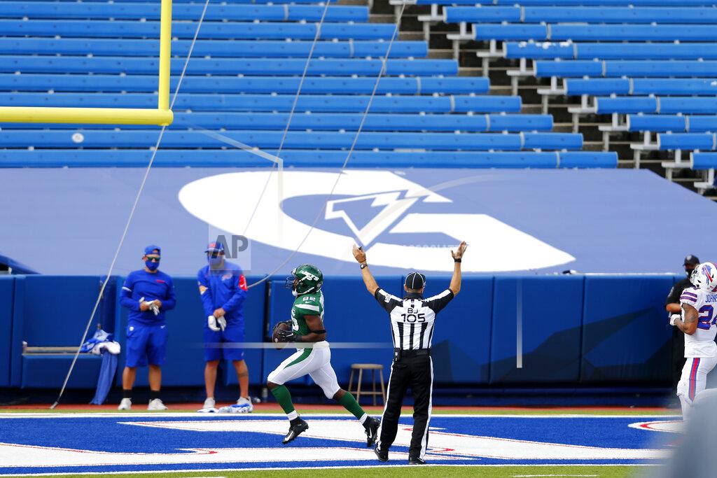Jeffrey T. Barnes New York Jets wide receiver Jamison Crowder (82) scores after catching a pass from quarterback Sam Darnold during the second half of an NFL football game against the Buffalo Bills in Orchard Park, N.Y., Sunday, Sept. 13, 2020. (AP Photo/Jeffrey T. Barnes)