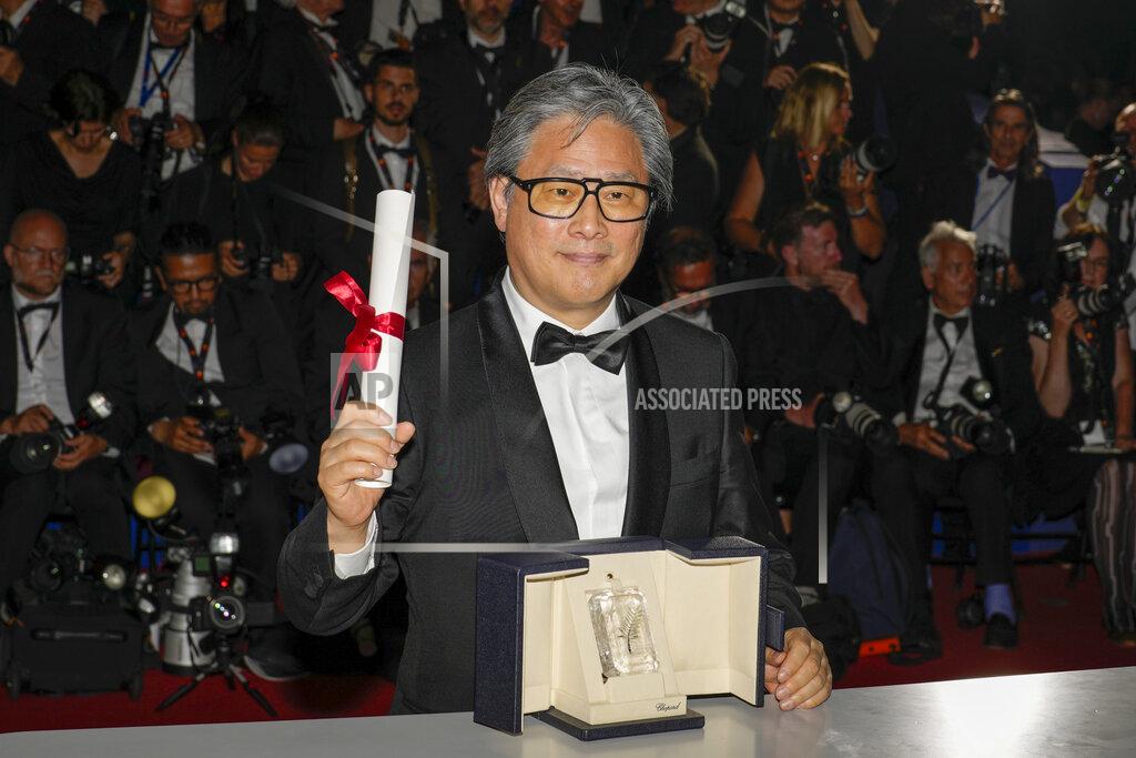 Petros Giannakouris Director Park Chan-wook, winner of the award for best director for 'Decision to Leave' poses for photographers during the photo call following the awards ceremony at the 75th international film festival, Cannes, southern France, Saturday, May 28, 2022. (AP Photo/Petros Giannakouris)