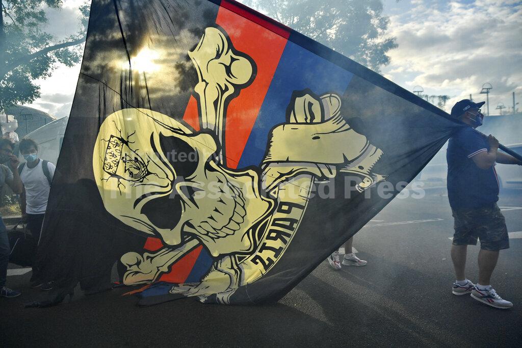 PSG Fans Clash With Police  Paris  Buy Photos  AP Images  DetailView