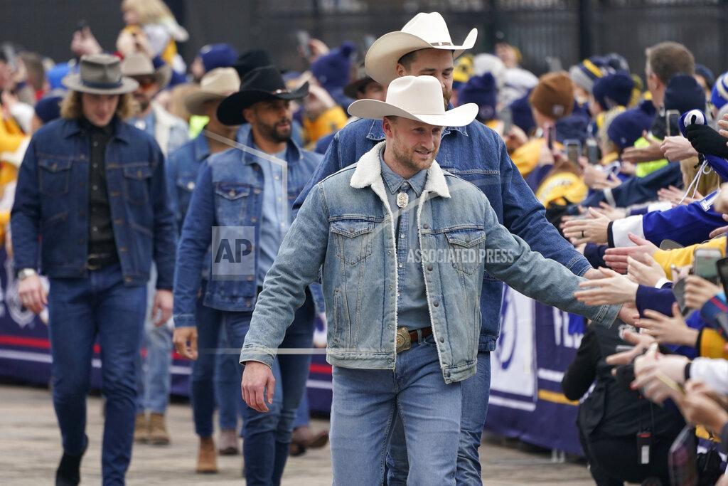 Mark Humphrey Tampa Bay Lightning center Steven Stamkos, front, greets fans as players arrive at Nissan Stadium before an NHL Stadium Series hockey game between the Lightning and Nashville Predators Saturday, Feb. 26, 2022, in Nashville, Tenn. (AP Photo/Mark Humphrey)