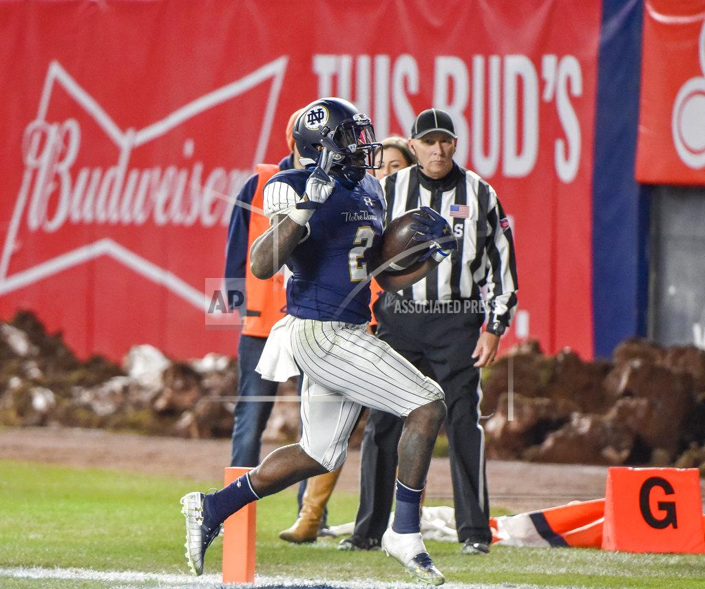 Howard Simmons Notre Dame running back Dexter Williams (2) scores a touchdown during the second half of an NCAA college football game against Syracuse, Saturday, Nov. 17, 2018, at Yankee Stadium in New York. (AP Photo/Howard Simmons)