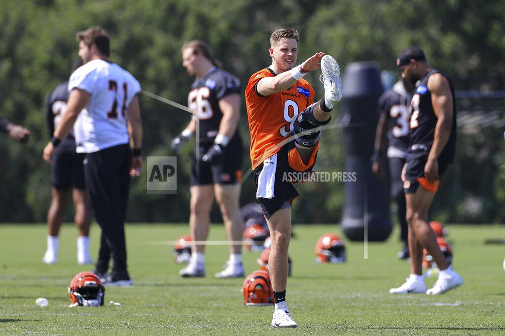 Aaron Doster Cincinnati Bengals' Joe Burrow stretches during NFL football practice in Cincinnati, Tuesday, May 25, 2021. (AP Photo/Aaron Doster)