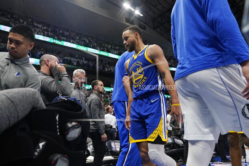 Tony Gutierrez Golden State Warriors guard Stephen Curry (30) walks off the court after the second half of Game 4 of the NBA basketball playoffs Western Conference finals against the Dallas Mavericks, Tuesday, May 24, 2022, in Dallas. The Mavericks defeated the Warriors 119-109. (AP Photo/Tony Gutierrez)