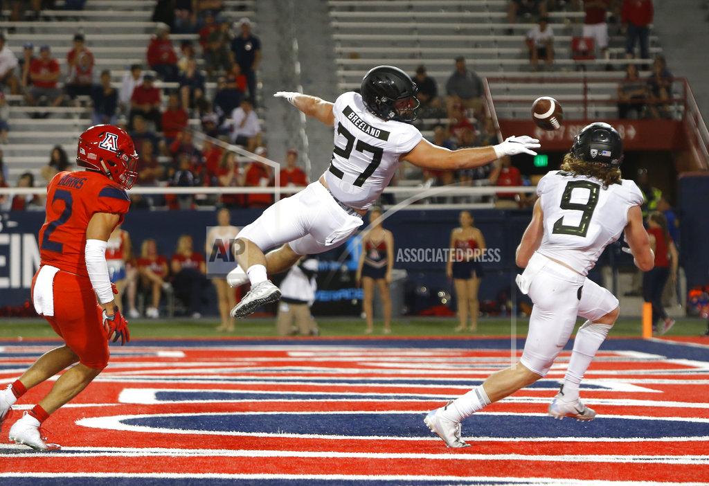 Rick Scuteri Oregon tight end Jacob Breeland (27) tips the ball as Brenden Schooler (9) makes the catch for the touchdown in the second half during an NCAA college football game against Arizona, Saturday, Oct. 27, 2018, in Tucson, Ariz. (AP Photo/Rick Scuteri)