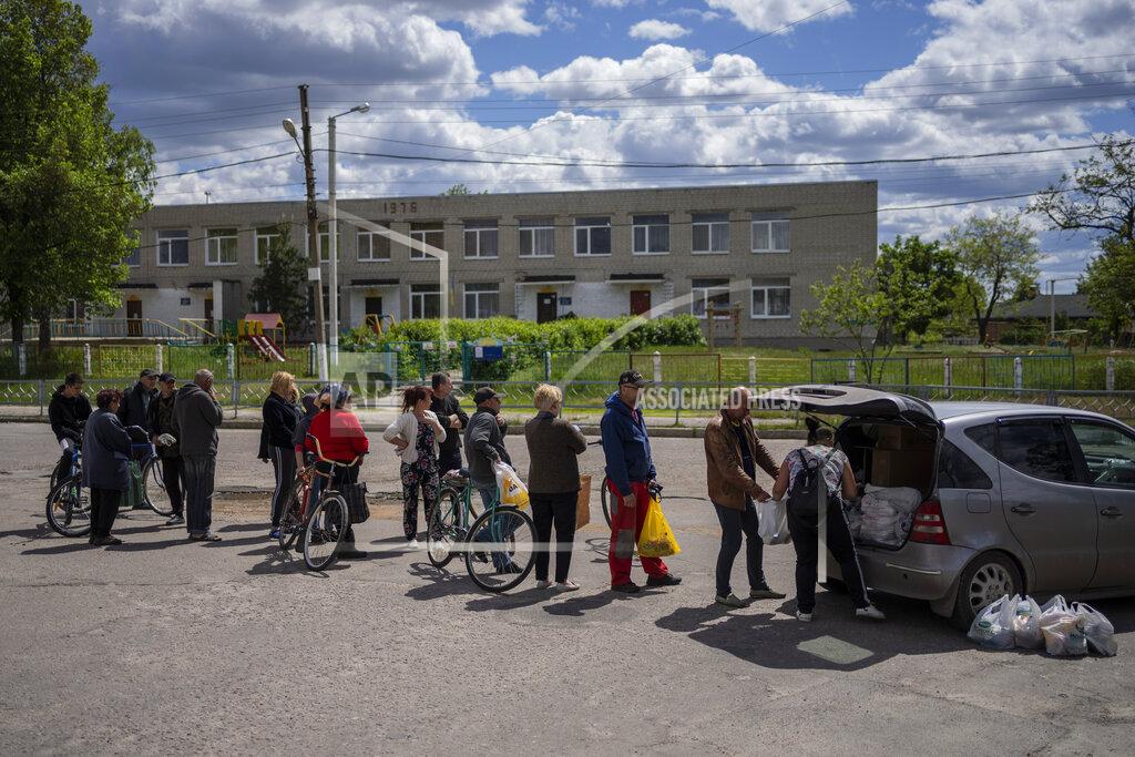 Bernat Armangue Residents queue to receive food donations in Kharkiv, Ukraine, Monday, May 16, 2022. (AP Photo/Bernat Armangue)