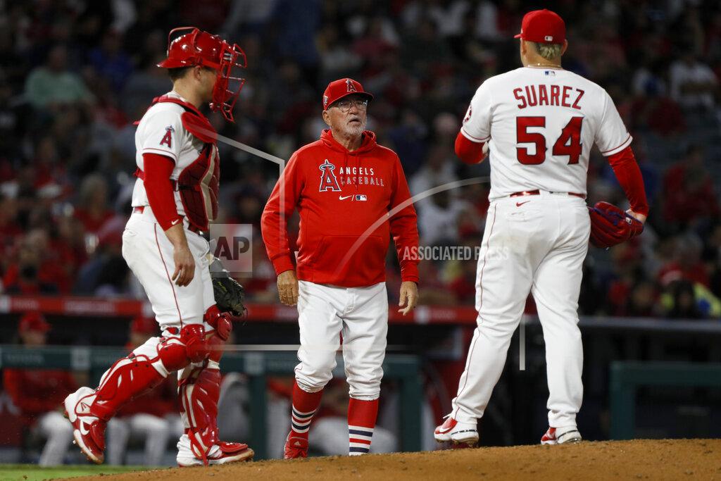 Alex Gallardo Los Angeles Angels manager Joe Maddon, center, walks to the mound to remove starting pitcher Jose Suarez, right, during the sixth inning of the team's baseball game against the Oakland Athletics in Anaheim, Calif., Saturday, Sept. 18, 2021. At left is catcher Max Stassi. (AP Photo/Alex Gallardo)