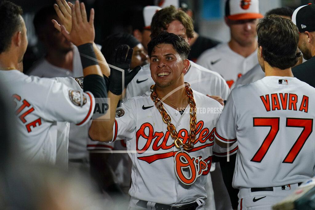 Julio Cortez El mexicano Ramón Urías, de los Orioles de Baltimore, festeja en el dugout luego de batear un jonrón de dos carreras ante los Rays de Tampa Bay, el martes 26 de julio de 2022 (AP Foto/Julio Cortez)