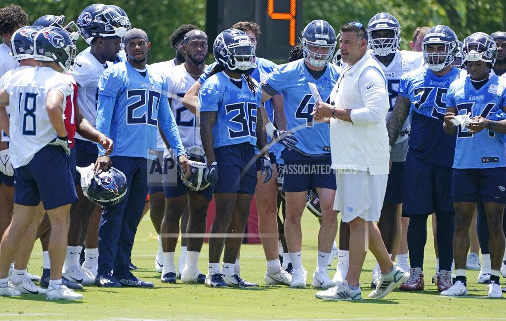 Mark Humphrey Tennessee Titans head coach Mike Vrabel talks with players at the NFL football team's rookie minicamp, Friday, May 13, 2022, in Nashville, Tenn. (AP Photo/Mark Humphrey)