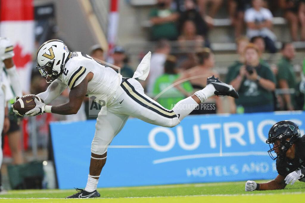 Marco Garcia Vanderbilt running back Re'Mahn Davis (2) gets past Hawaii defensive back Leonard Lee, right, for a touchdown during the second half of an NCAA college football game, Saturday, Aug. 27, 2022, in Honolulu. (AP Photo/Marco Garcia)
