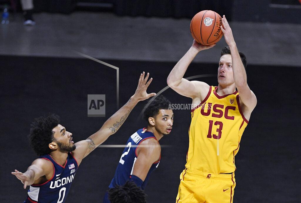 Jessica Hill Southern California's Drew Peterson shoots over Connecticut's Jalen Gaffney, left, during the first half of an NCAA college basketball game Thursday, Dec. 3, 2020, in Uncasville, Conn. (AP Photo/Jessica Hill)