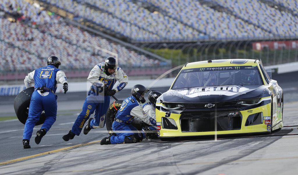 Chuck Burton Crew members perform a pit stop on driver Chase Elliott's car during qualifying for Saturday's NASCAR All-Star Cup series auto race at Charlotte Motor Speedway in Concord, N.C., Friday, May 17, 2019. (AP Photo/Chuck Burton)