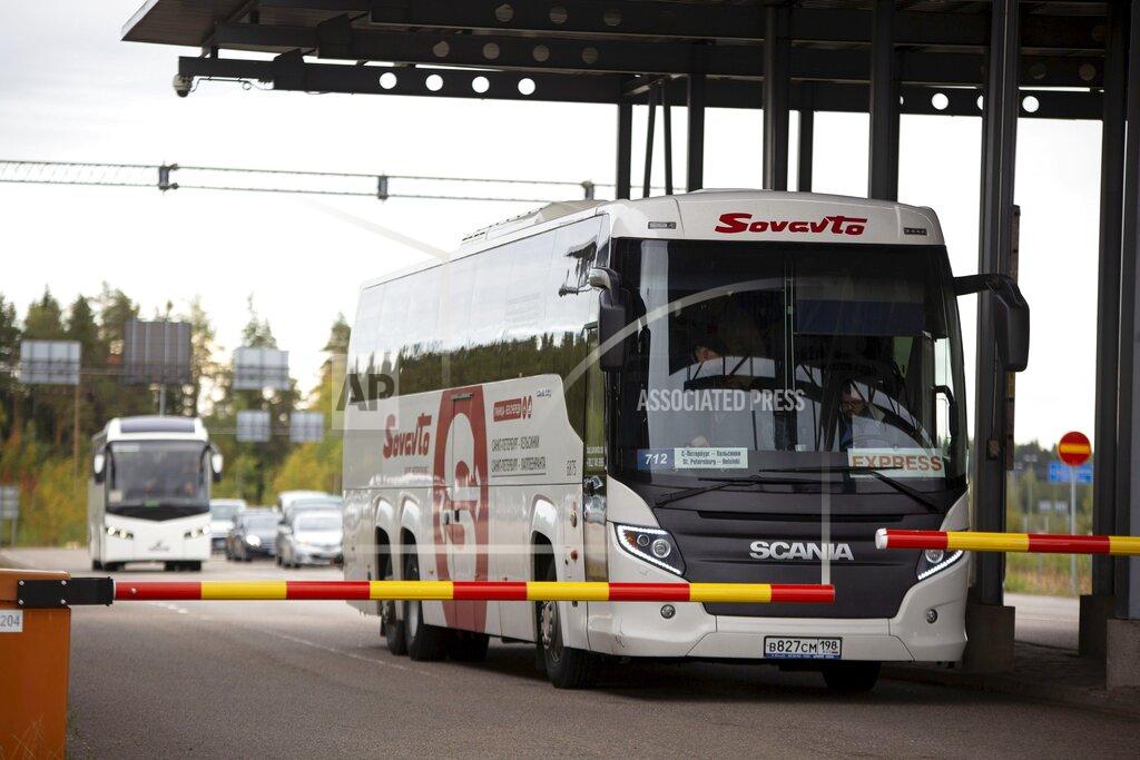 Sasu Makinen Buses and cars queue to cross the border from Russia to Finland at the Vaalimaa border check point in Virolahti, Finland, Friday Sept. 23, 2022. (Sasu Makinen/Lehtikuva via AP)